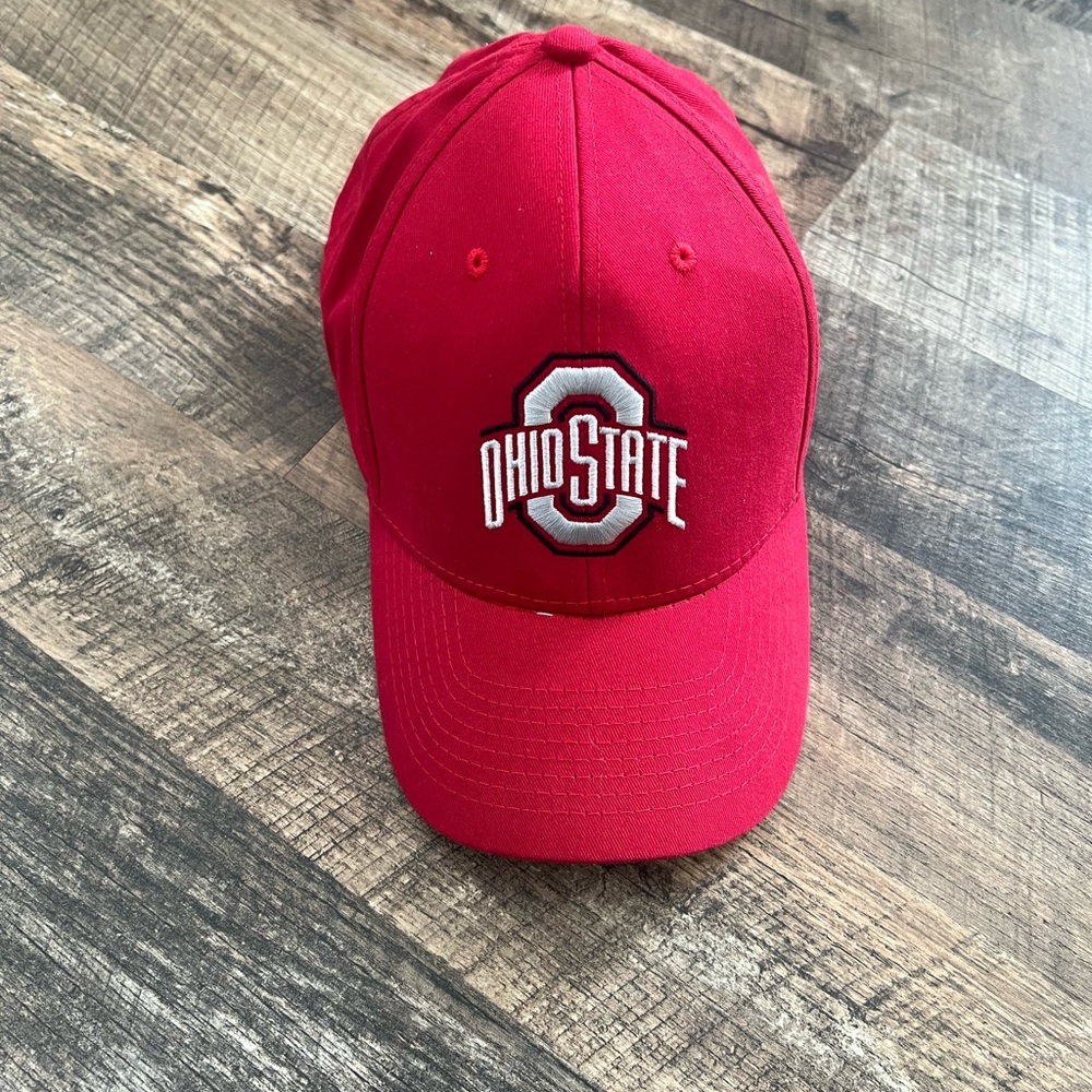 Red Baseball Cap with Adjustable Fit and Classic Style